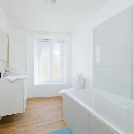 Le Triplex Du Voeu Spacious דירה שרבורג